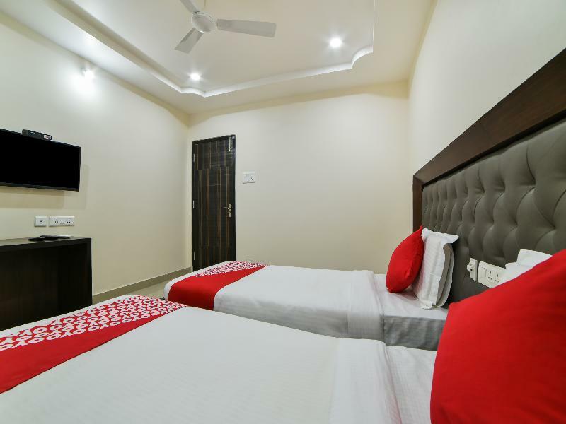 Hotel Oyo 23589 Crown Palace