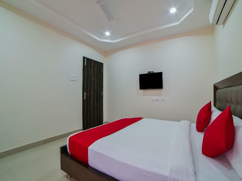 Oyo 23589 Crown Palace Hotel Hyderabad