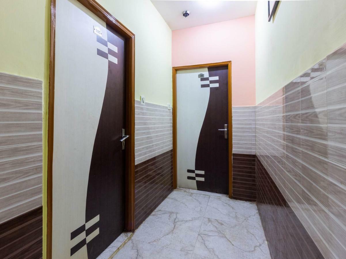 Spot On 46066 Azizia Residency Spot Hotel 3*
