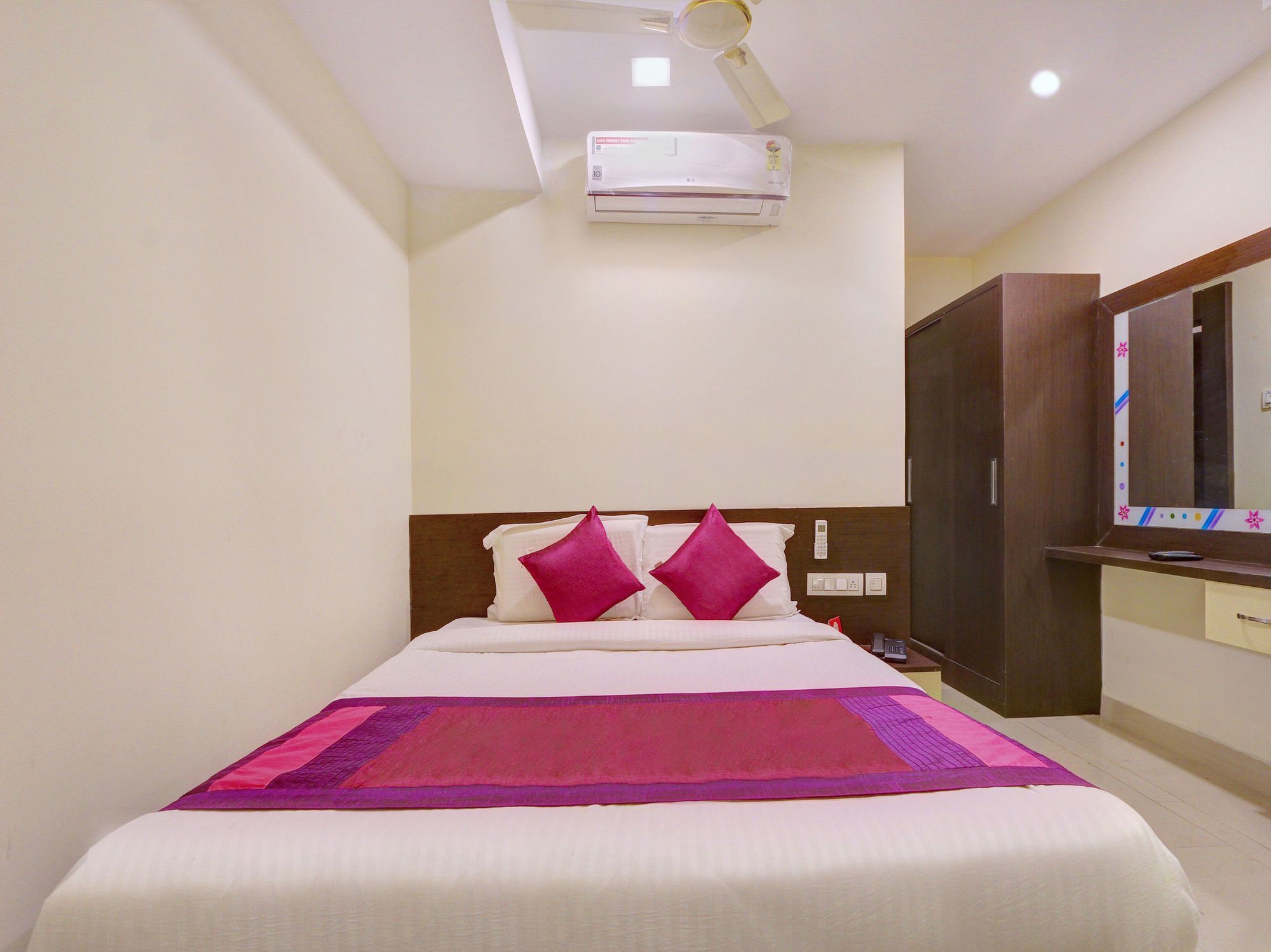 Oyo 11412 Svs Luxury 2*