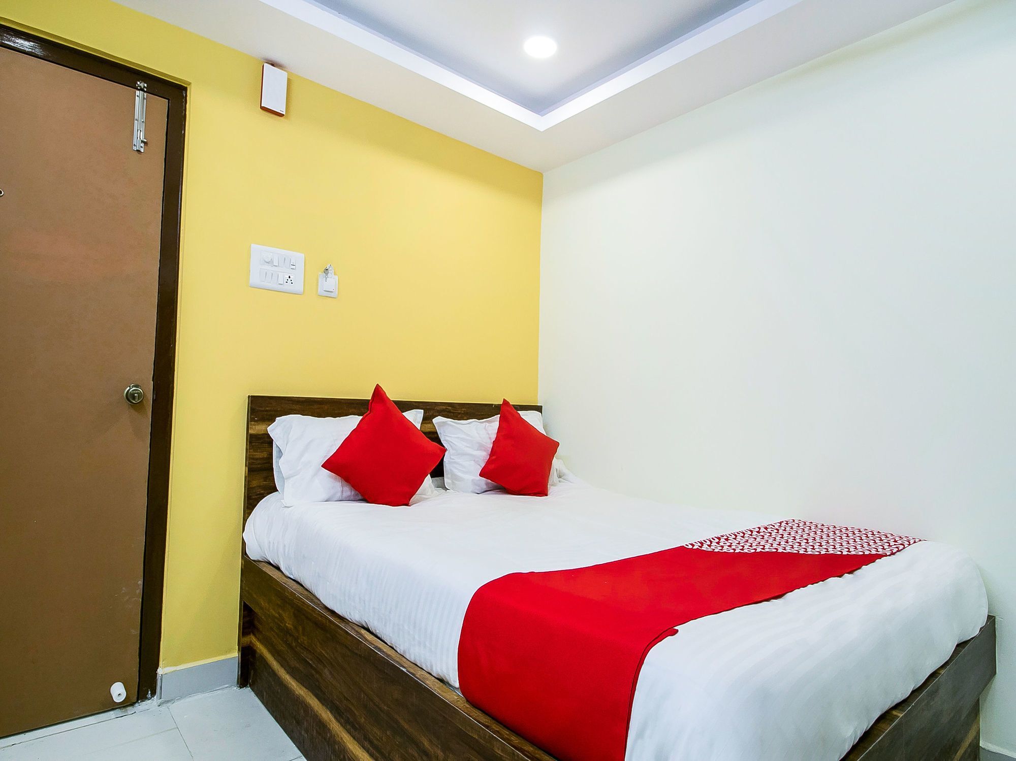 Oyo 11842 Aditya Hotel