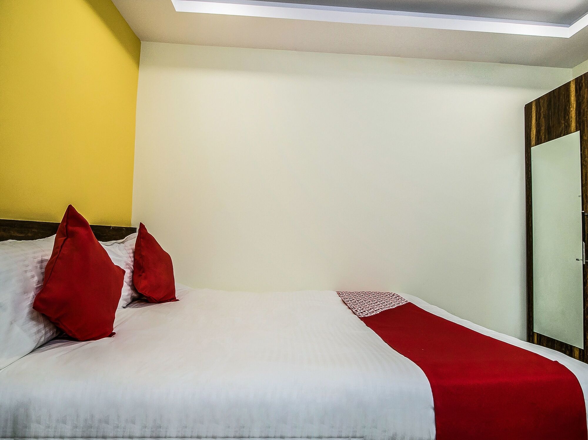 Oyo 11842 Aditya Hotel