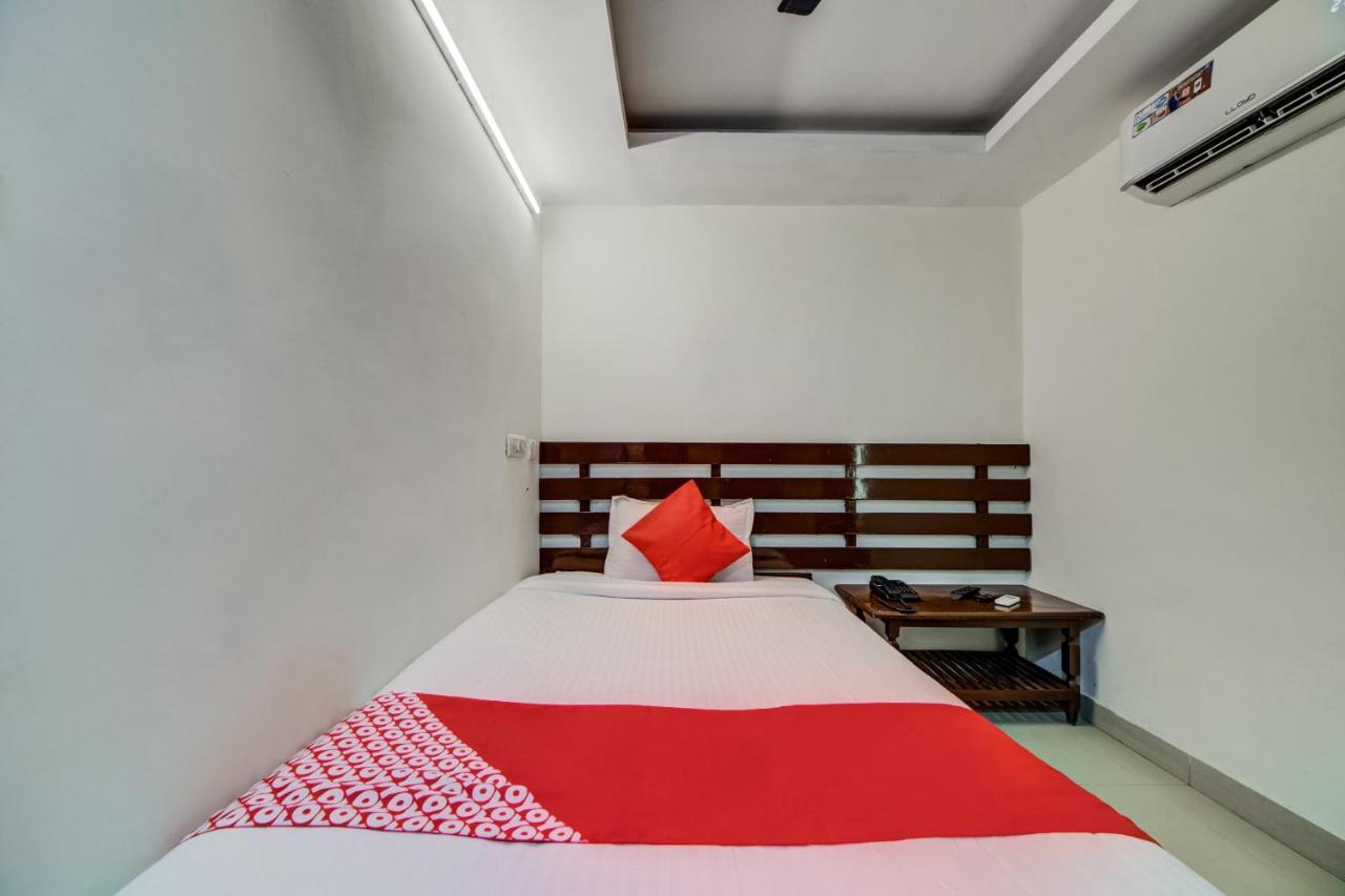 Oyo 33504 Ananda Hotel