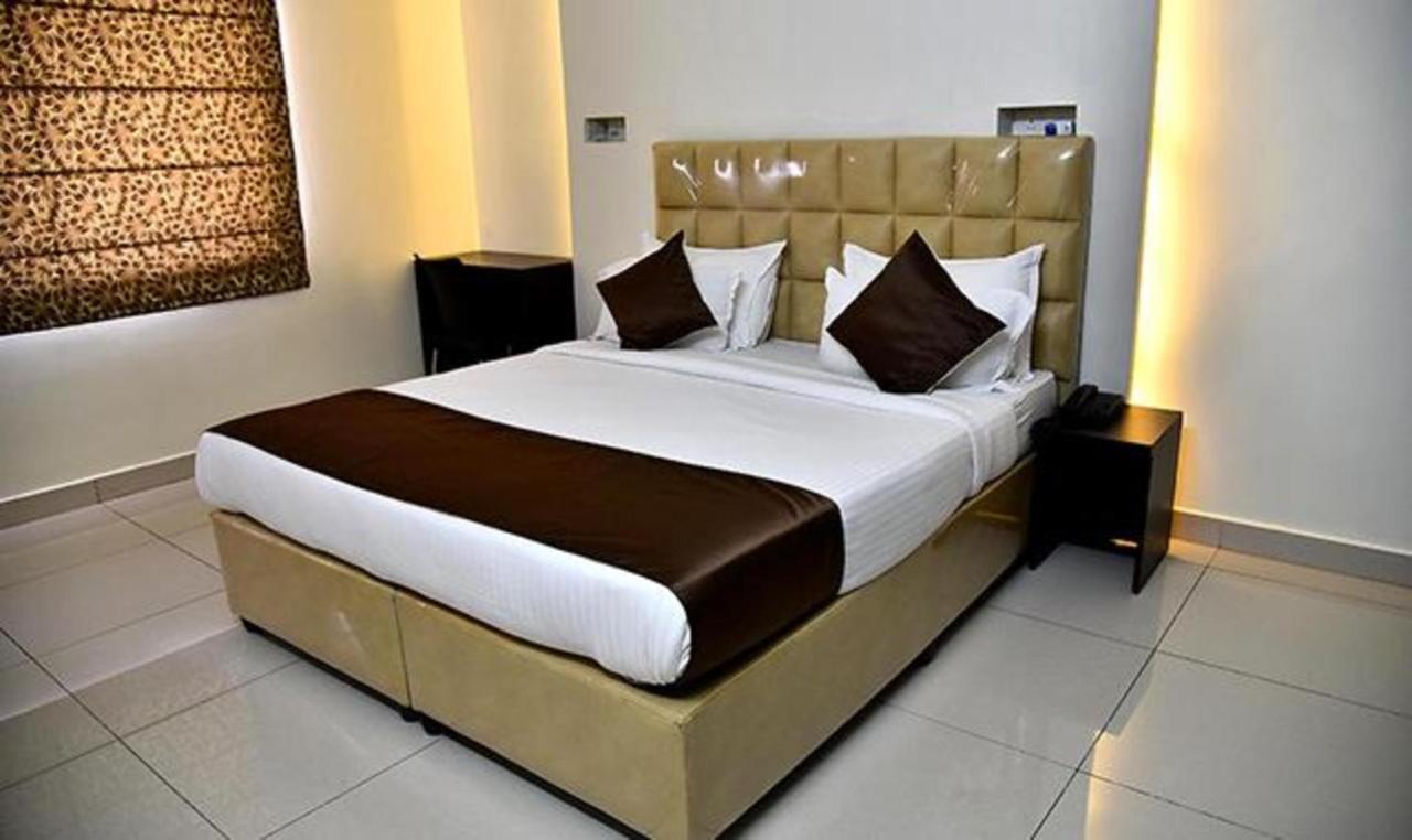 Fabhotel Eminent Hotel