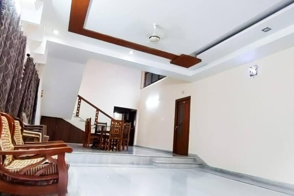 Servostay Kukatpally Spacious 5 Bhk Duplex In Vivekananda Nagar With Parking