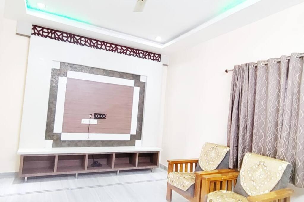Servostay Kukatpally Spacious 5 Bhk Duplex In Vivekananda Nagar With Parking Apartment
