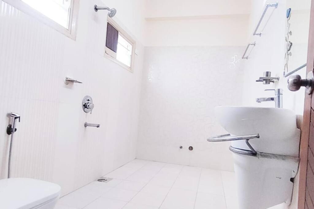 Servostay Kukatpally Spacious 5 Bhk Duplex In Vivekananda Nagar With Parking *