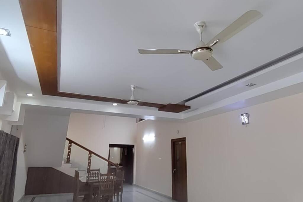 Servostay Kukatpally Spacious 5 Bhk Duplex In Vivekananda Nagar With Parking * Hyderabad