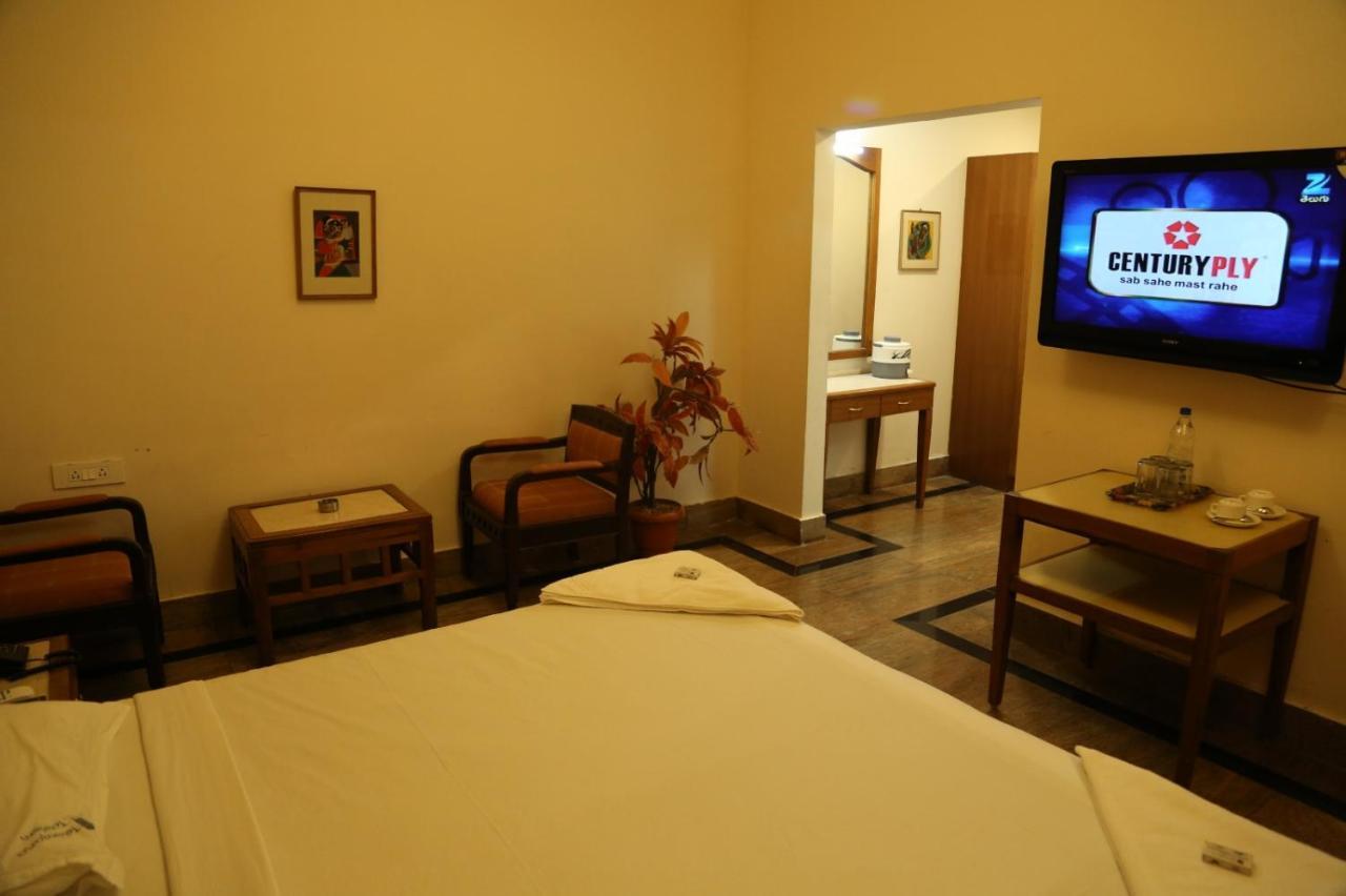 Taramati Baradari Hotel 3*