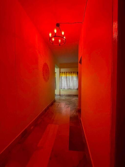 Beautiful 2bhk Centrally Located With Free Parking Apartment