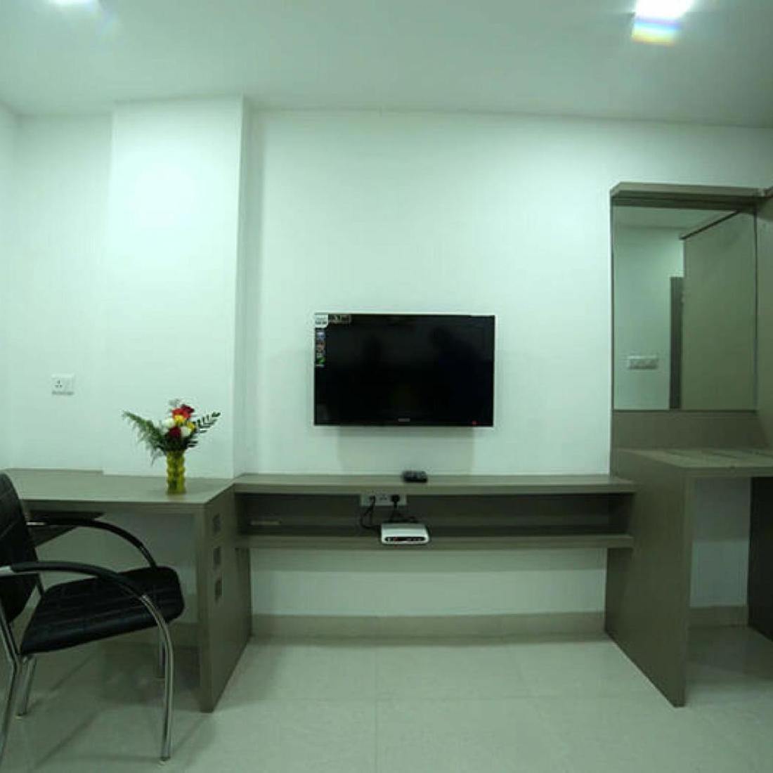 Guest house Cosy With Private Bath And Work Desk
