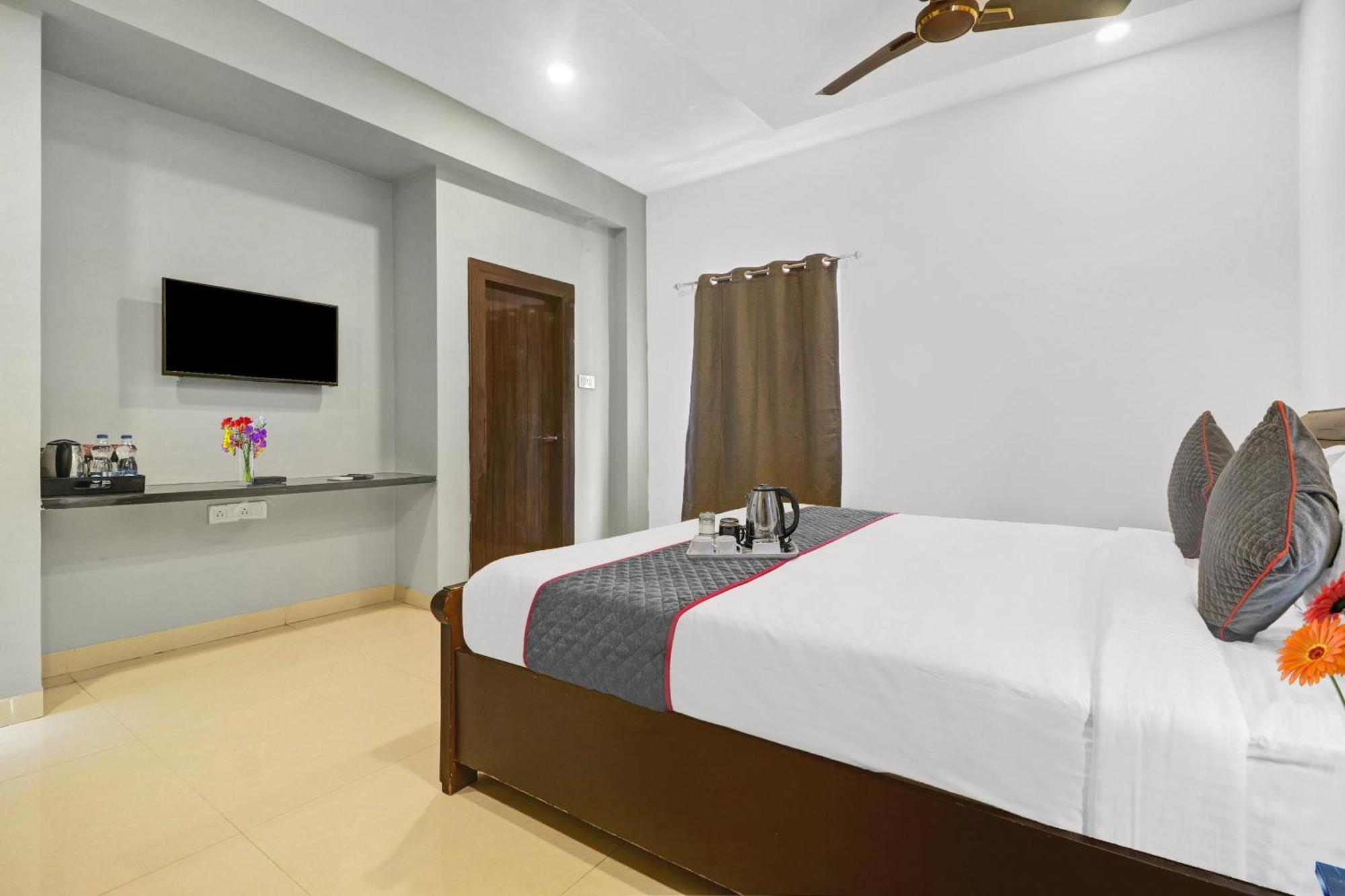 Hotel Super Townhouse Rcc Park View Hyderabad
