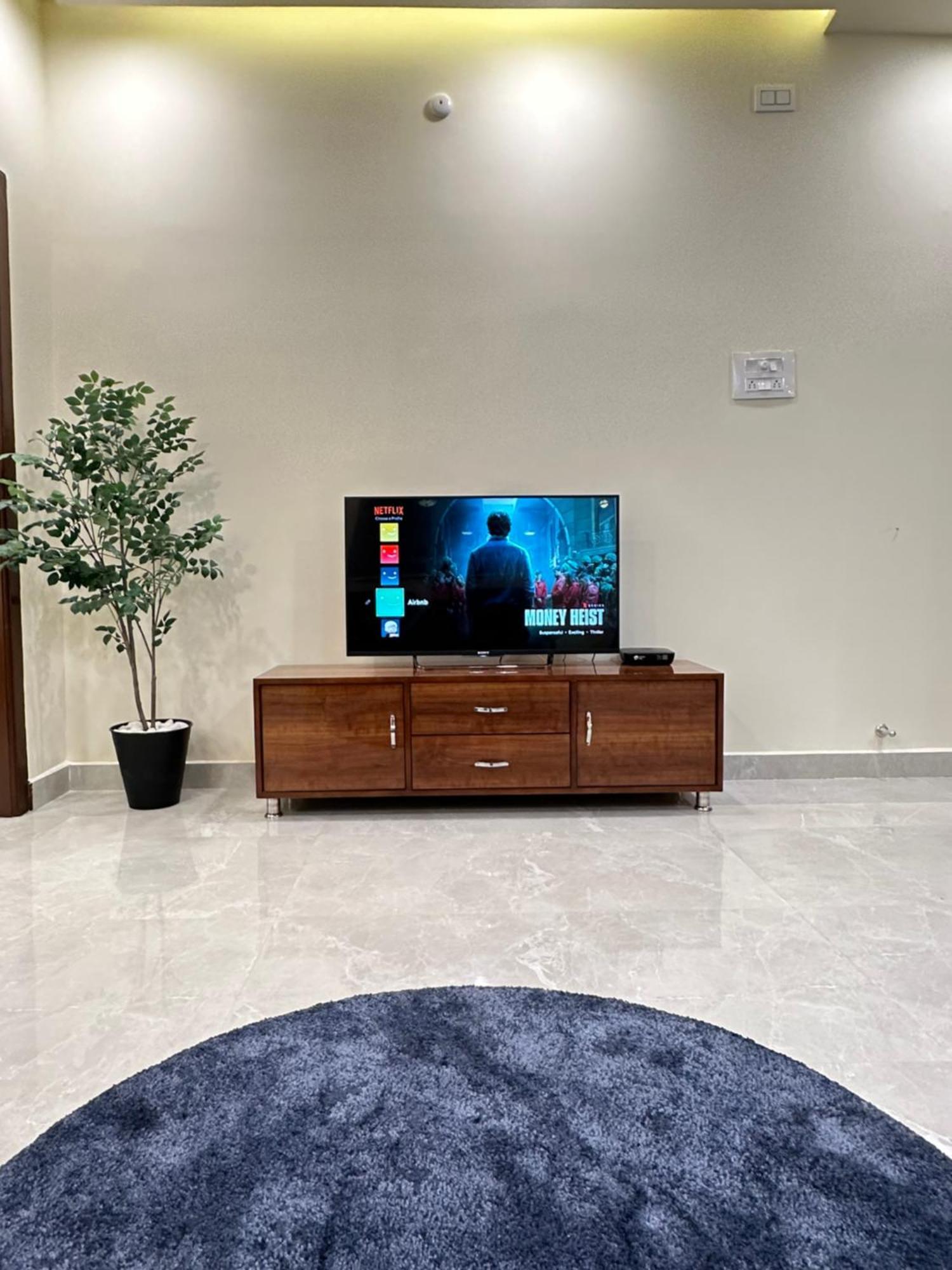 Apartment Modern 3bhk Furnished Flat In Downtown *