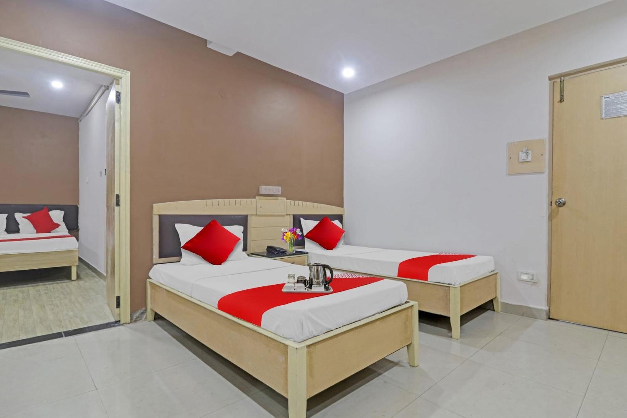 Hotel O Padmini Near Lakdikapool Metro Station