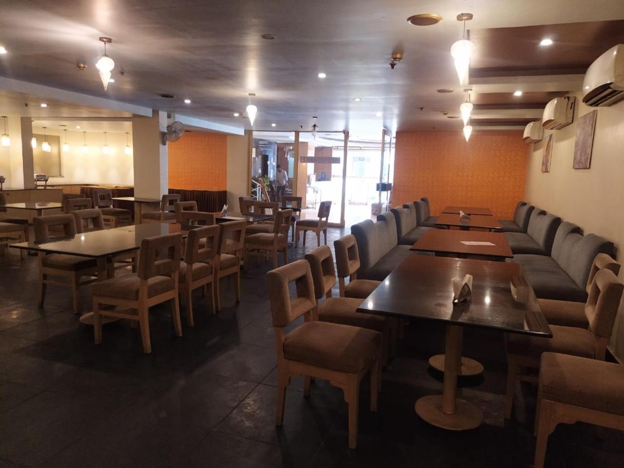 Blossom Vashishtha - Free Lunch Or Dinner- Free Breakfast 3*