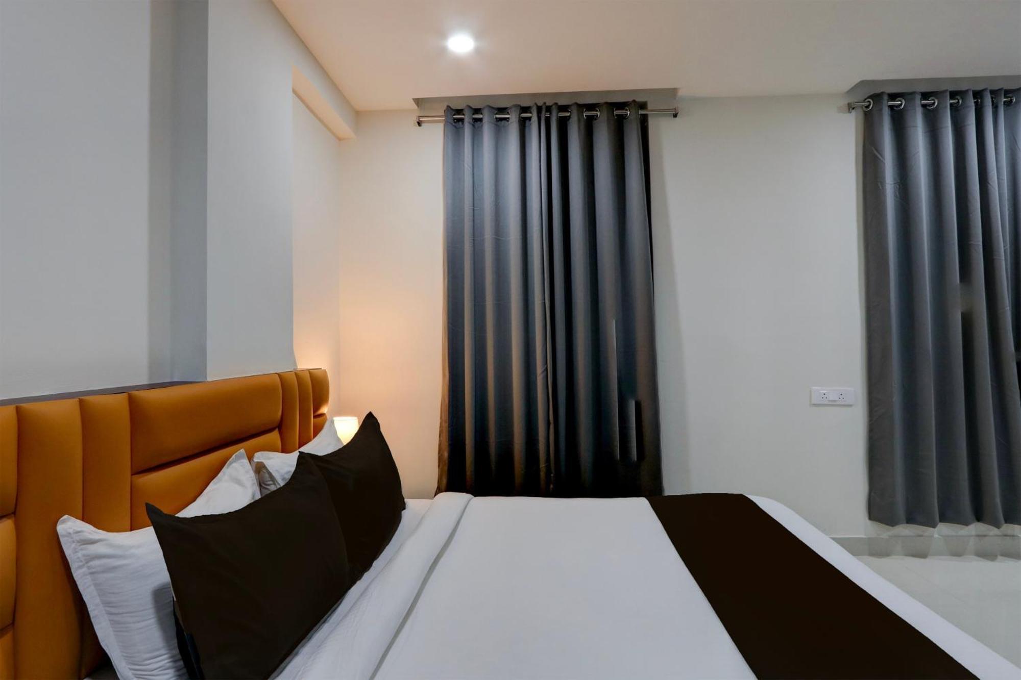 Hotel Super Townhouse The Cinco Bliss Near Ikea, Wells Forgo, Kims, Care Hospitals