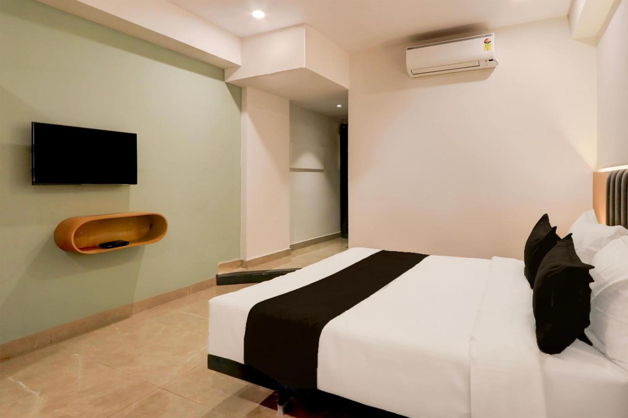 Super Townhouse Lotus Grand Hotel 4*