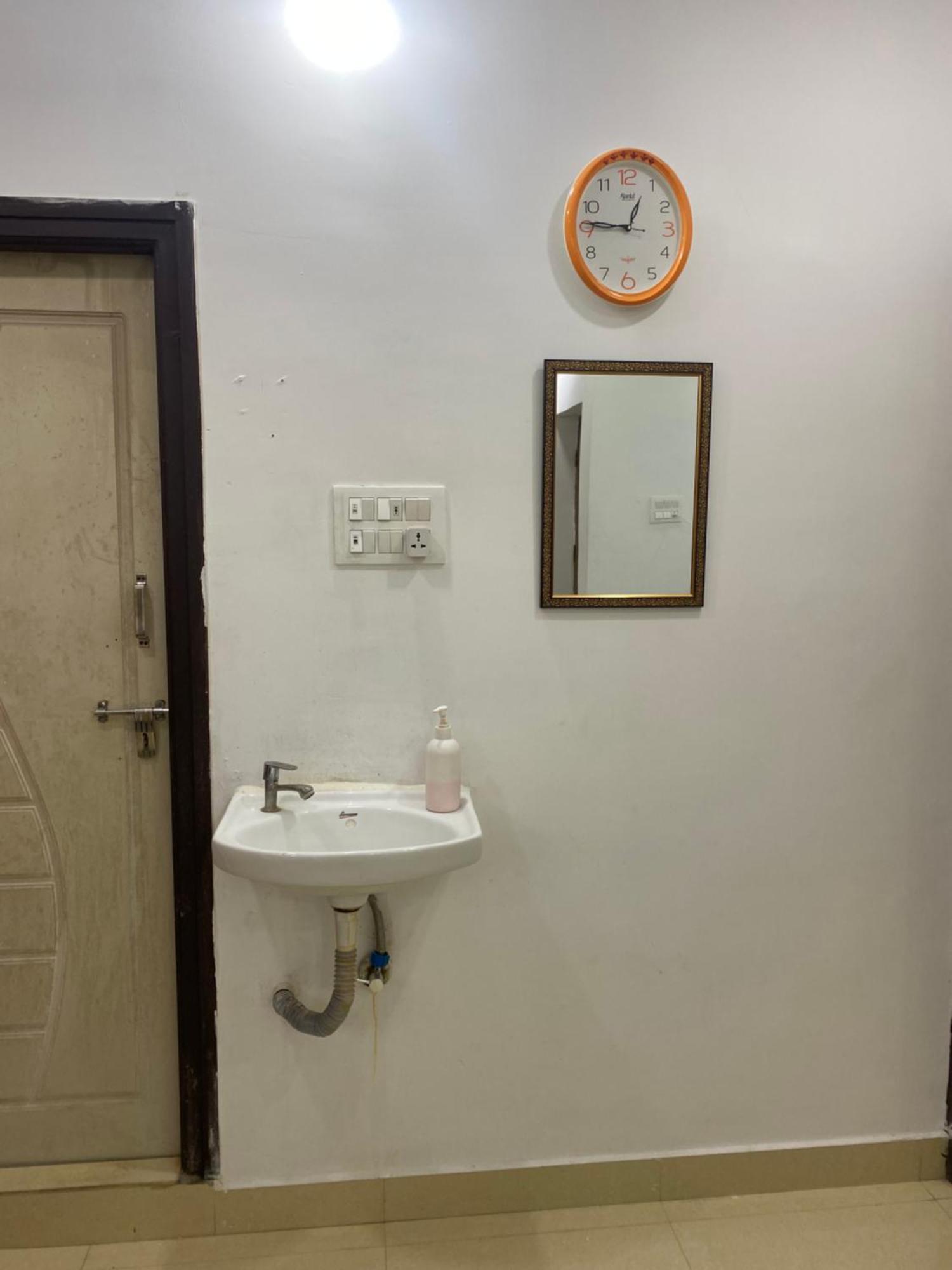 Apartment Srt Homely 3bhk With Amenities *