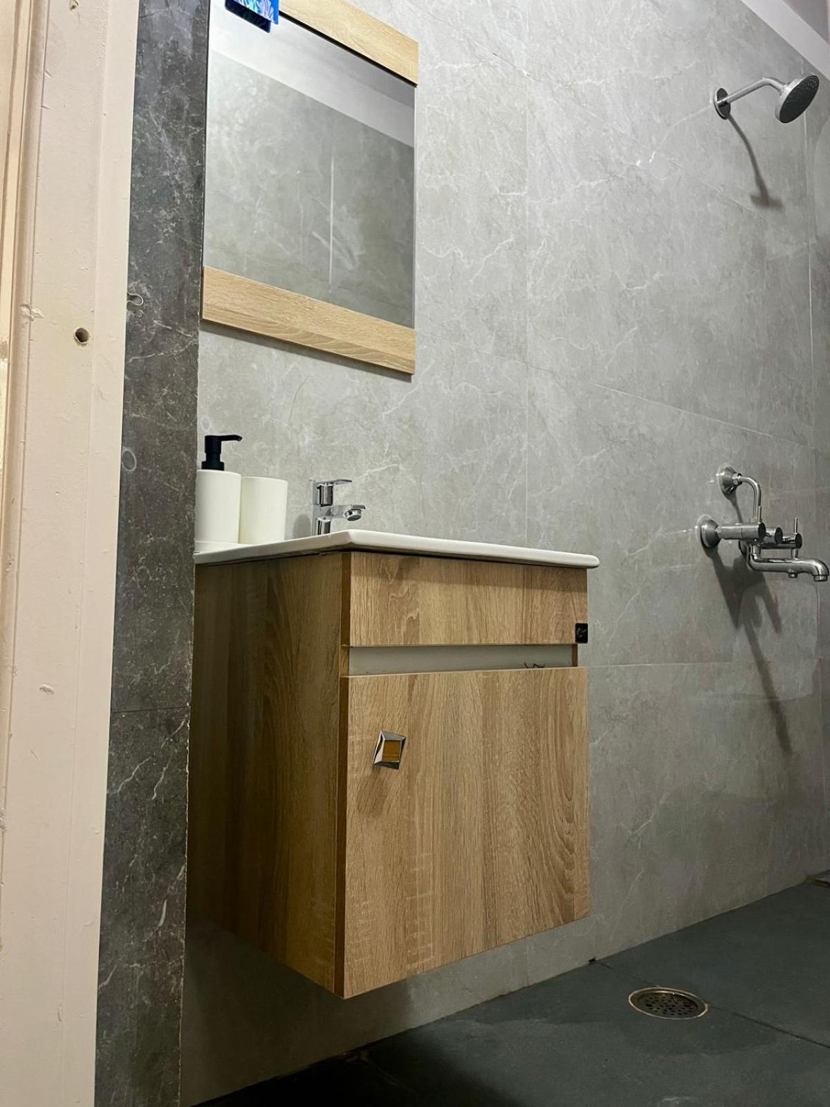 Comfy Abode Banjara Hills Road No 1