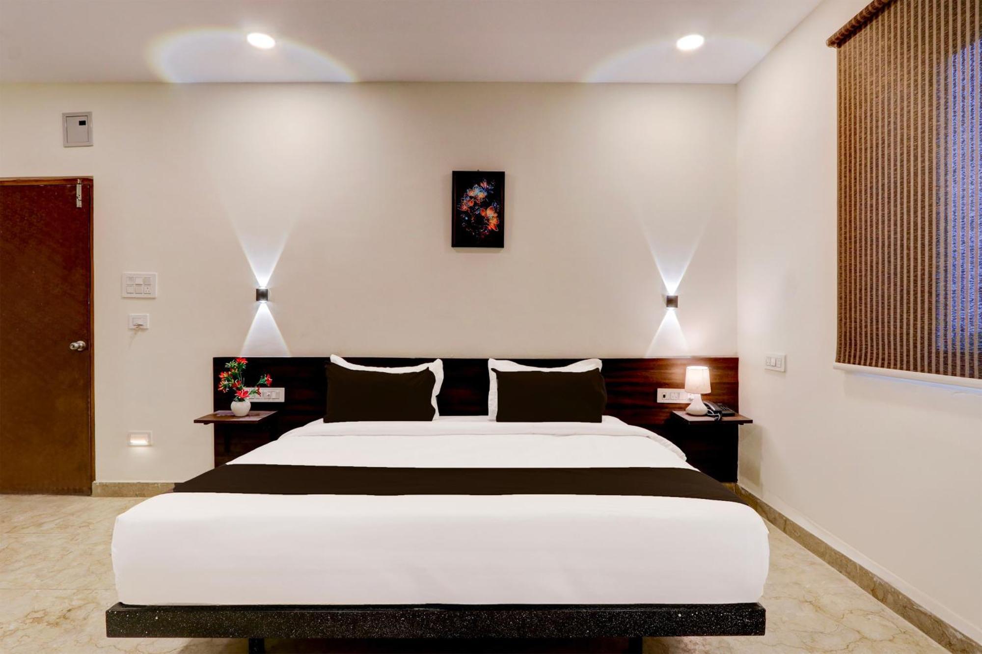 Townhouse Oak Bhooja Hotel 4*