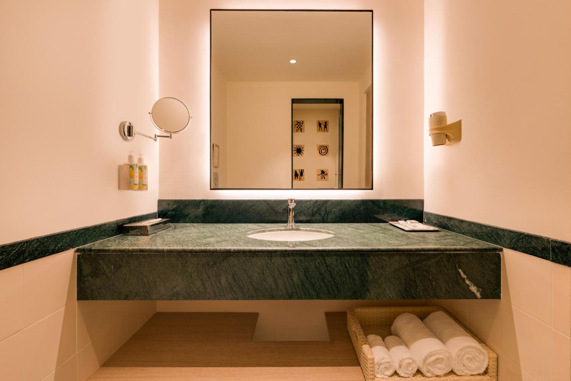 Lemon Tree Premier Hitec Hotel 5*