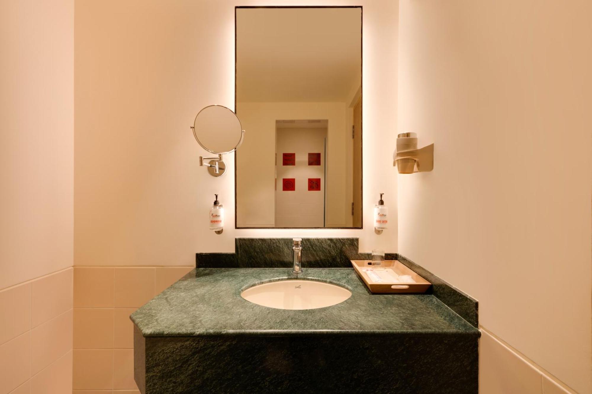 Hotel Red Fox By Lemon Tree Hotels, 3*