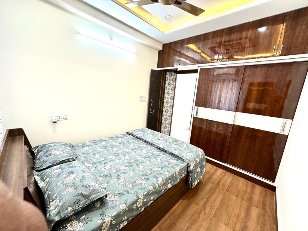 Servostay Kphb Phase 15 New Stunning 3 Bhk - 5th Floor With Private Parking Apartment *