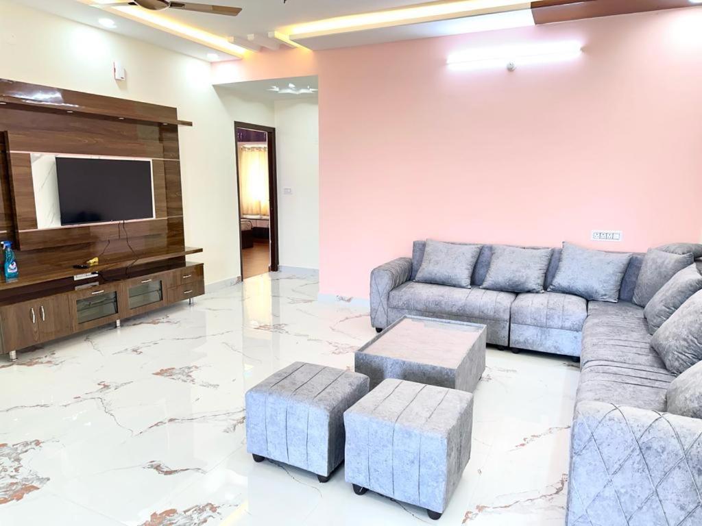Apartment Servostay Kphb Phase 15 New Stunning 3 Bhk - 5th Floor With Private Parking