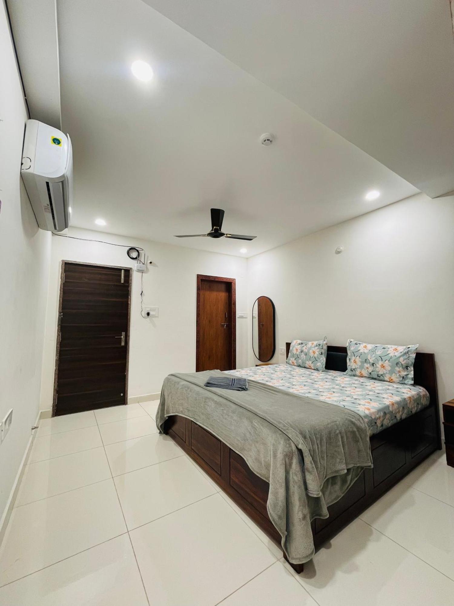 Noah Suits-2bhk Nearusconsulate Apartment *
