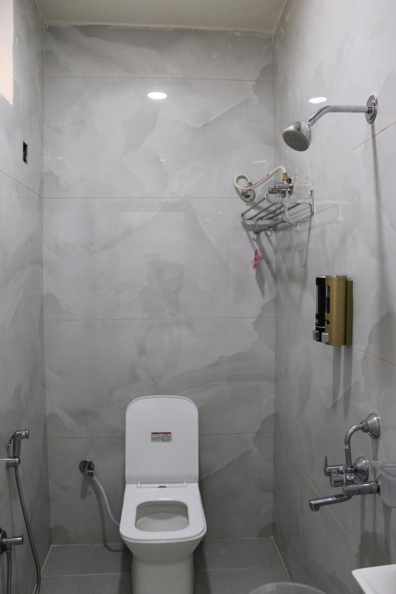 Vaarahi Chanda Nagar, Near Hitech 3*