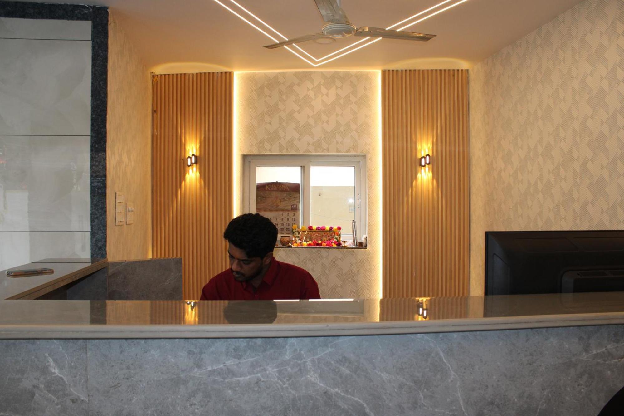 Vaarahi Chanda Nagar, Near Hitech Hotel 3*