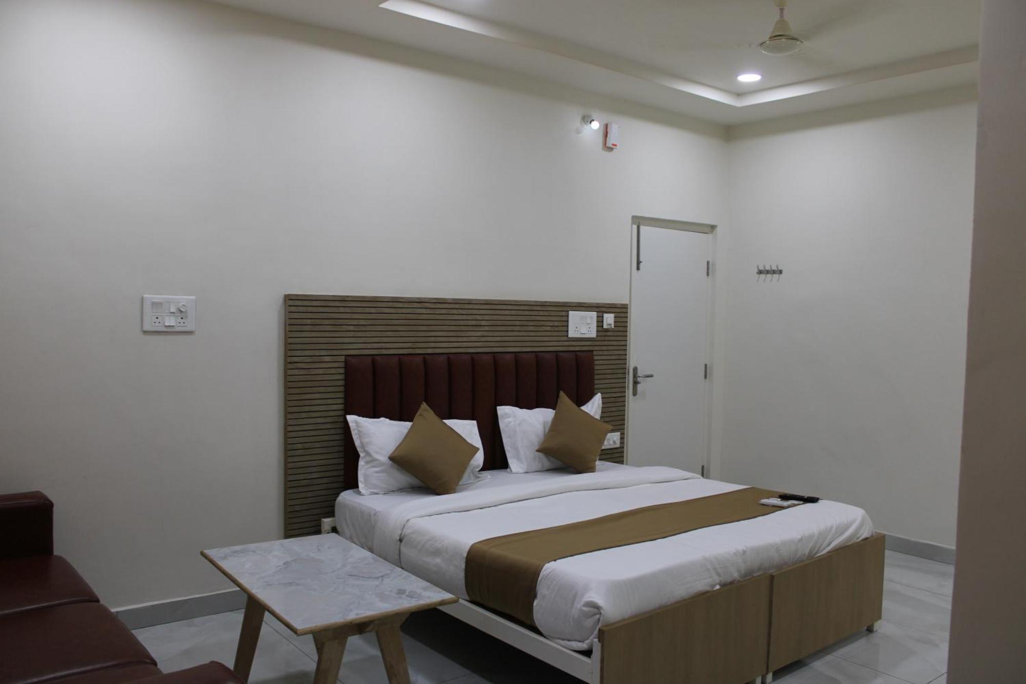 Vaarahi Chanda Nagar, Near Hitech Hotel