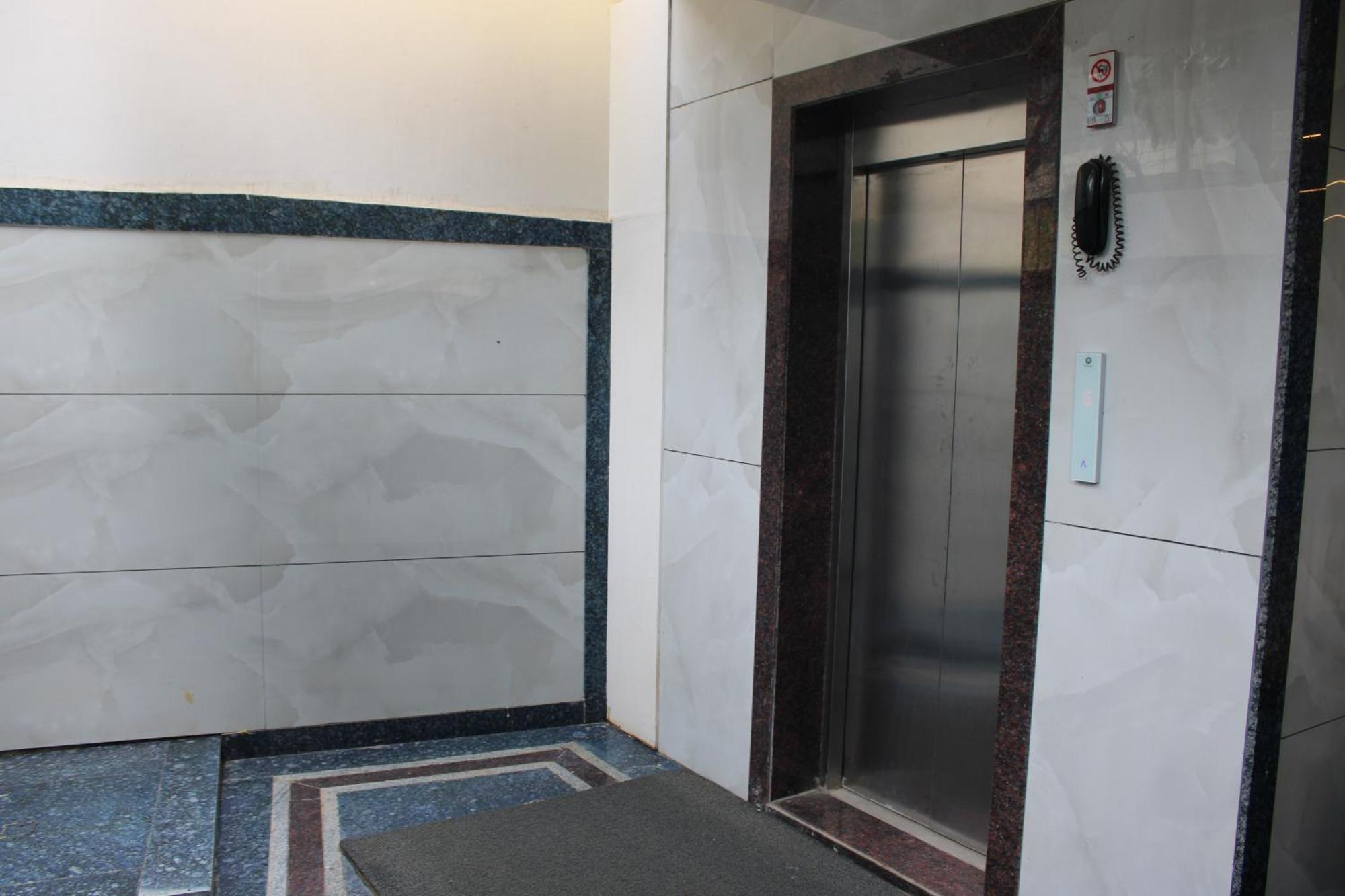 Hotel Vaarahi Chanda Nagar, Near Hitech 3*