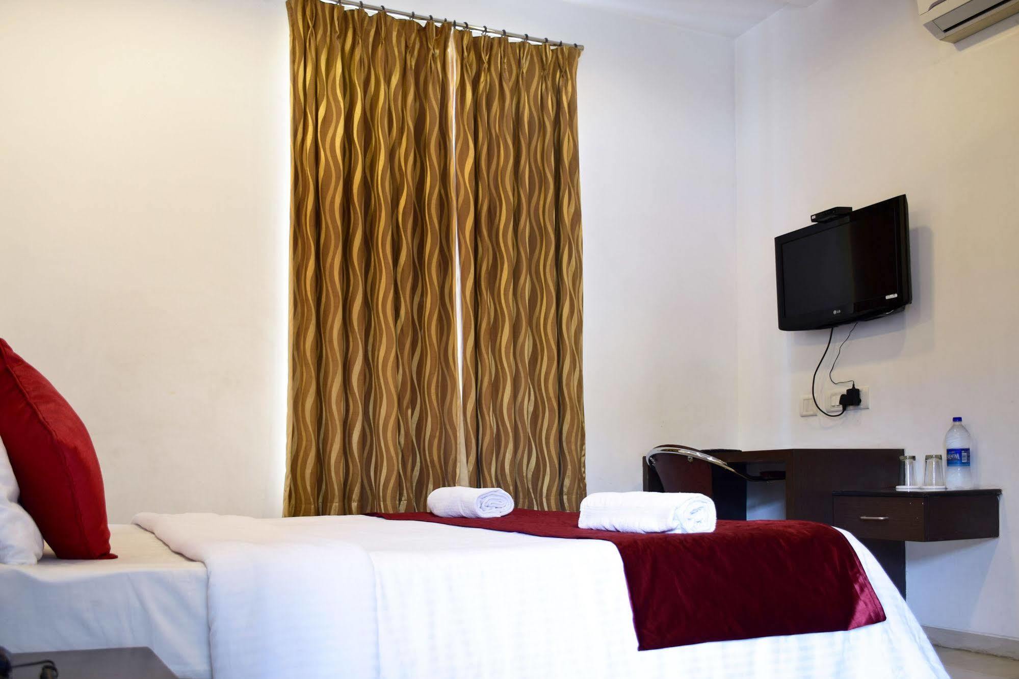 Zo Sr Nagar Hotel