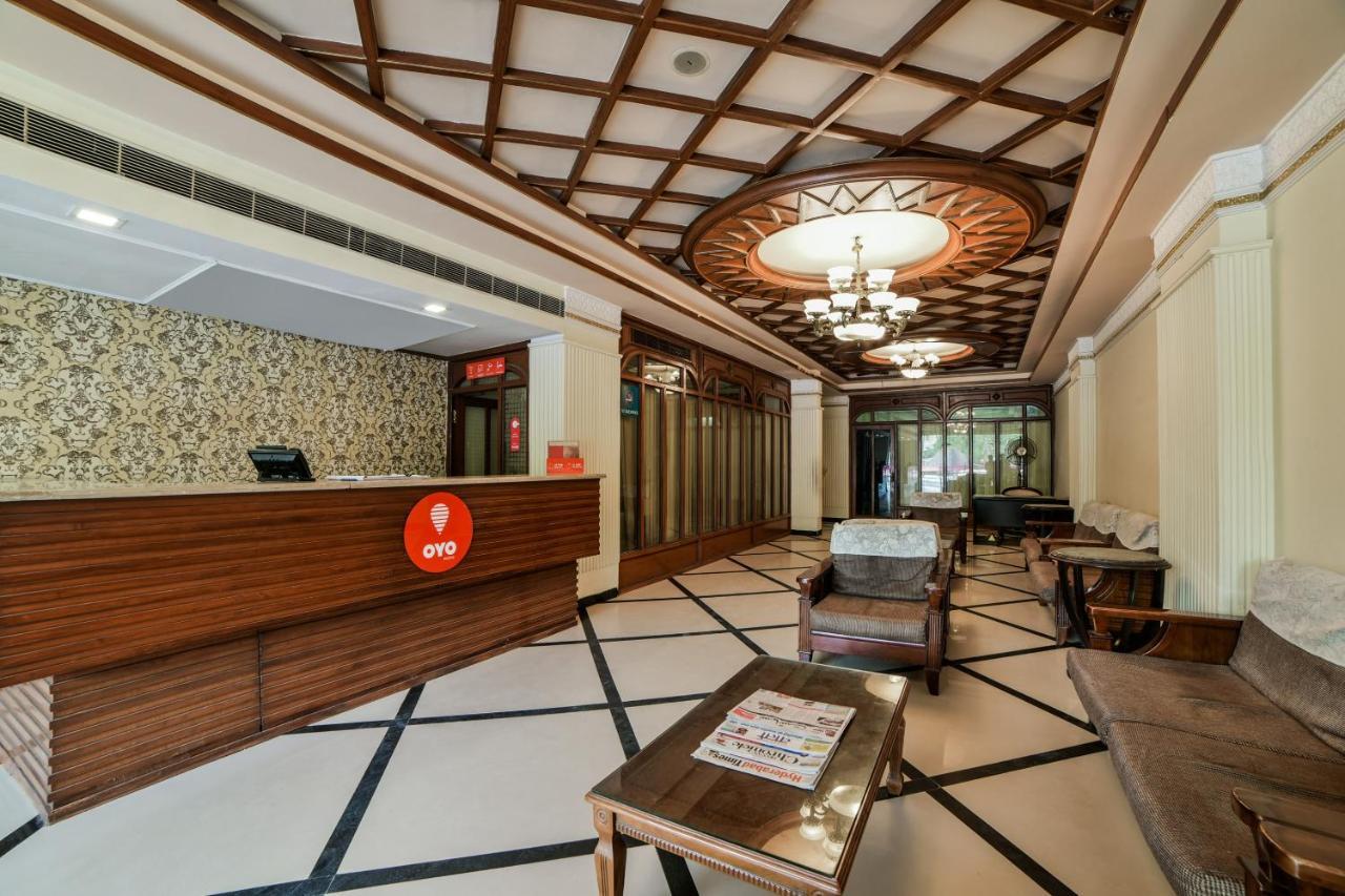 Oyo 16061 Holly Hock Hotel