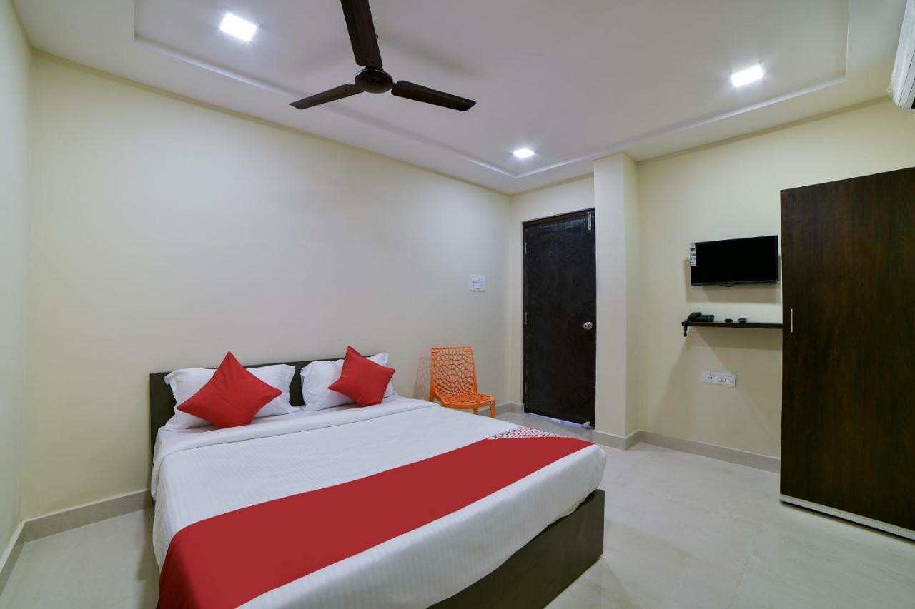 Oyo 16606 Iconic Living Hotel