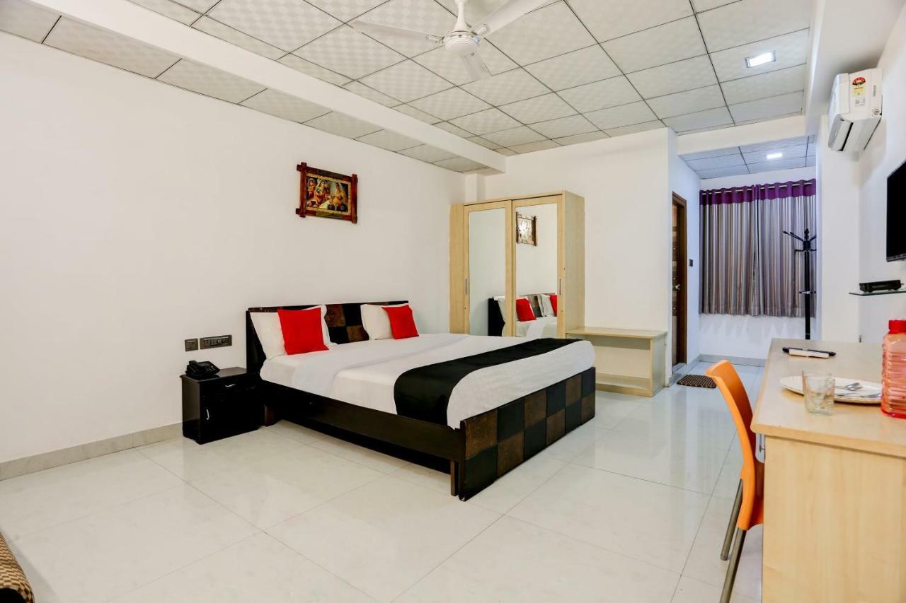 Hotel Oyo 986 Akhand Homes 3*
