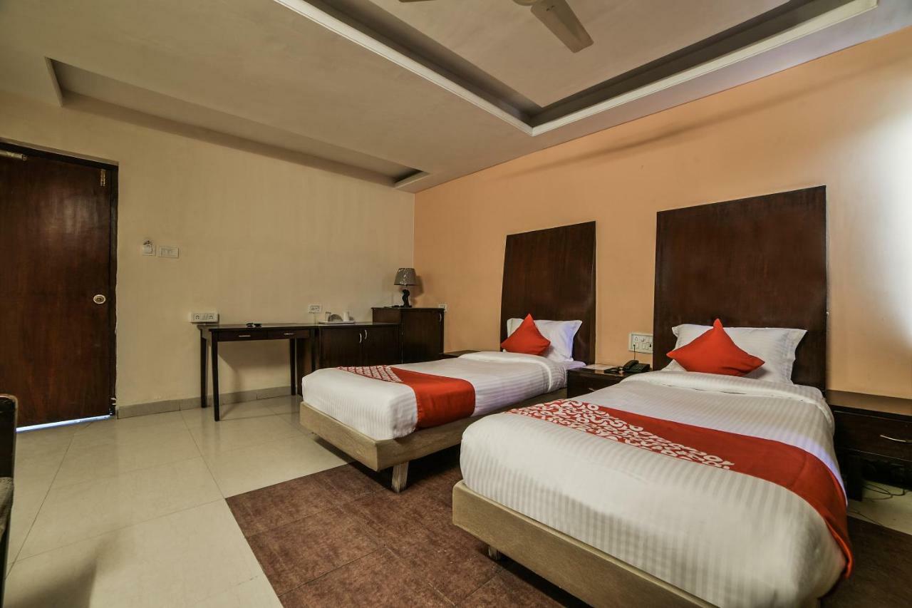 Oyo 16061 Holly Hock Hotel