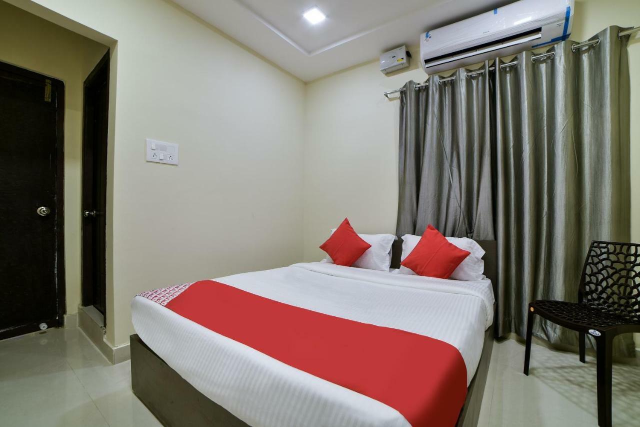 Oyo 16606 Iconic Living Hotel