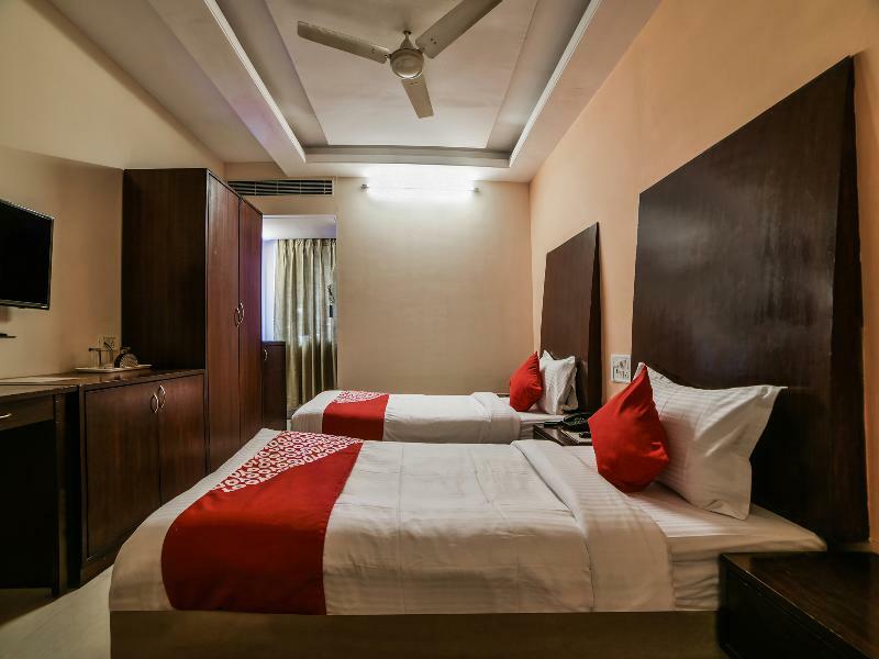 Oyo 16061 Holly Hock Hotel
